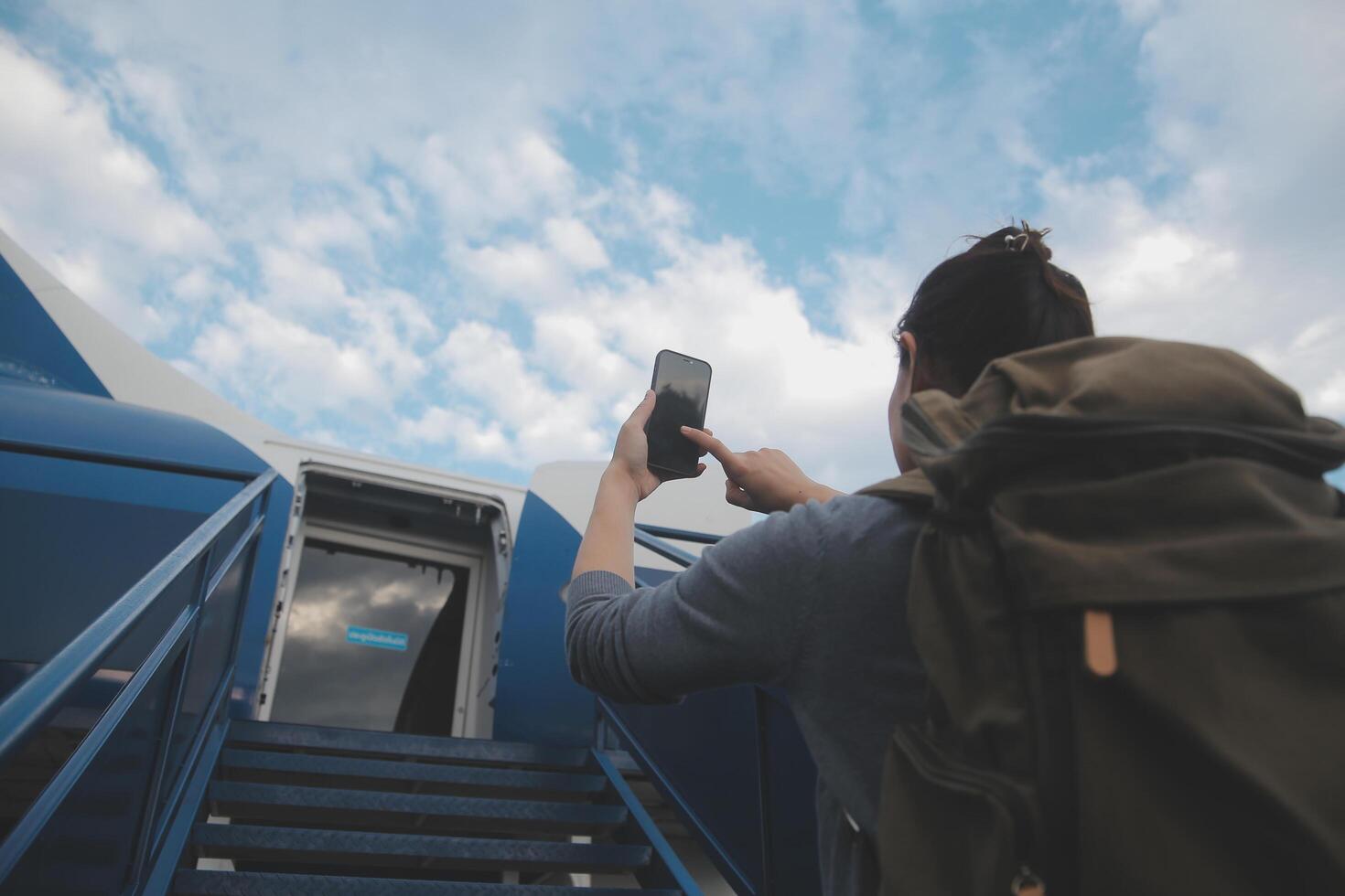 contento atractivo asiático mujer viajero con mochila a el moderno aeropuerto Terminal, Copiar espacio, turista viaje viaje concepto foto