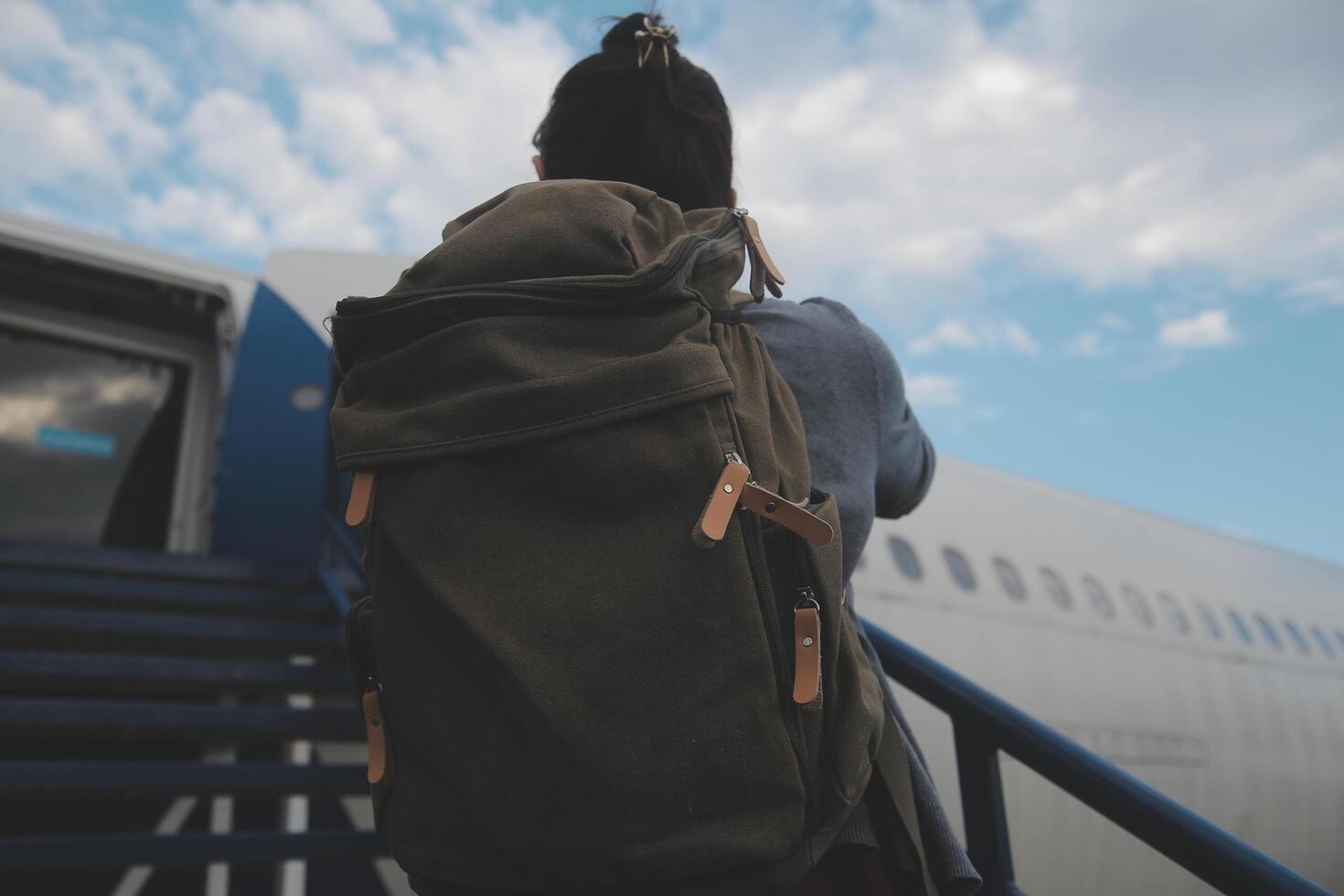 contento atractivo asiático mujer viajero con mochila a el moderno aeropuerto Terminal, Copiar espacio, turista viaje viaje concepto foto
