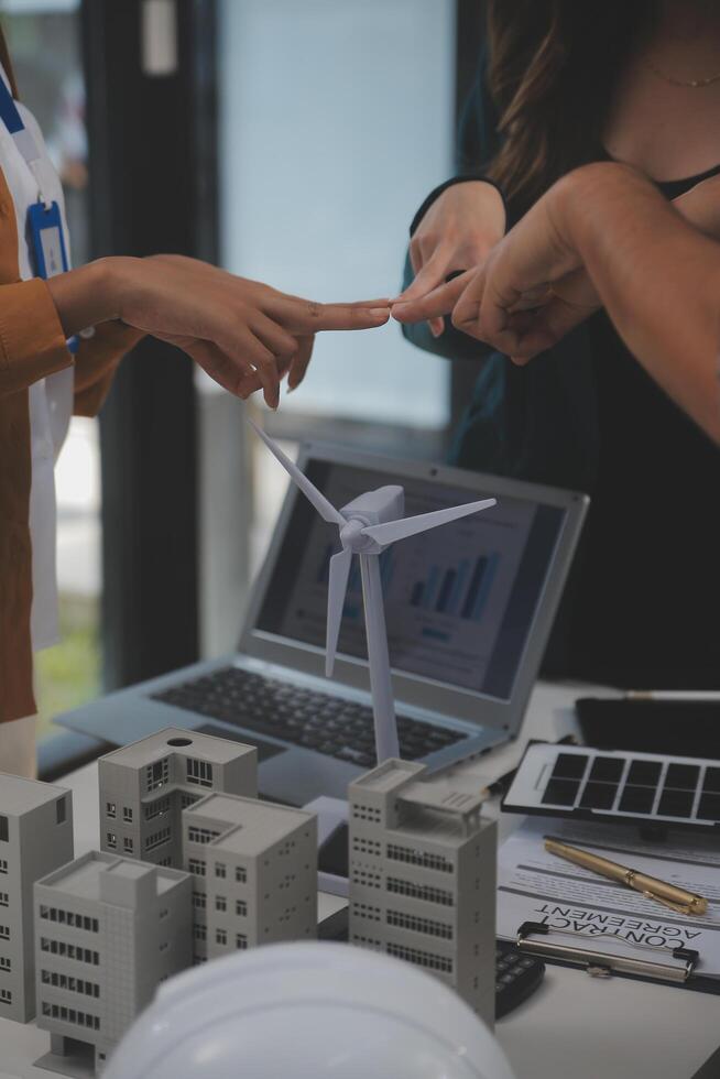 eléctrico ingeniero con empresario que se discute nuevo proyecto instalación solar célula panel en el techo de edificio. alternativa energía concepto. foto