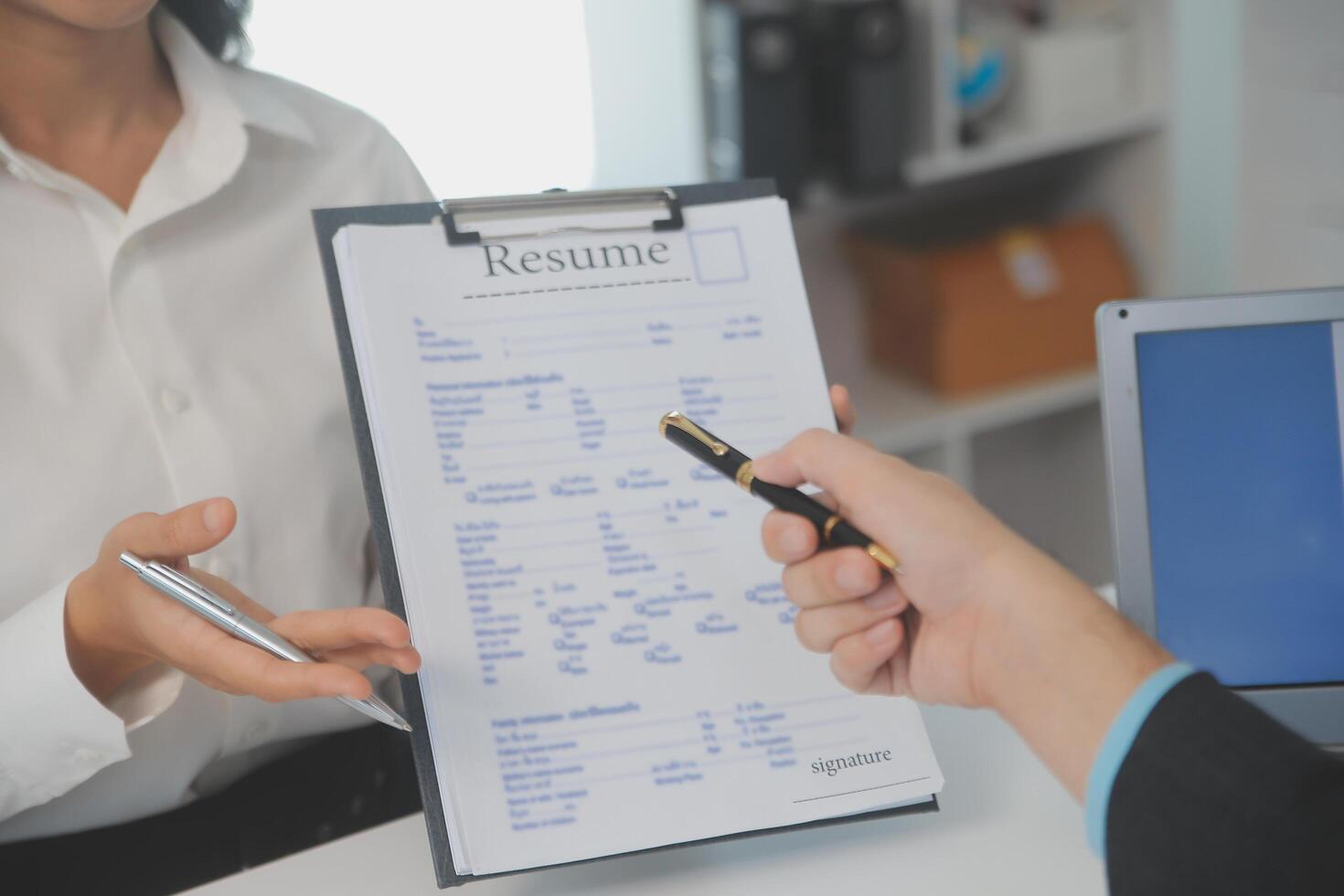 cerca arriba ver de trabajo entrevista en oficina, atención en currículum escritura consejos, empleador revisando bueno CV de preparado experto solicitante, reclutador considerando solicitud, hora gerente haciendo contratación decisión foto