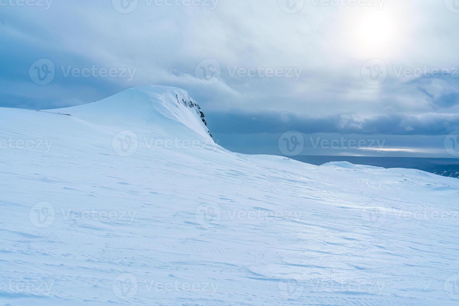 iceberg glaciar montaña con nieve cubierto en cumbre en invierno foto