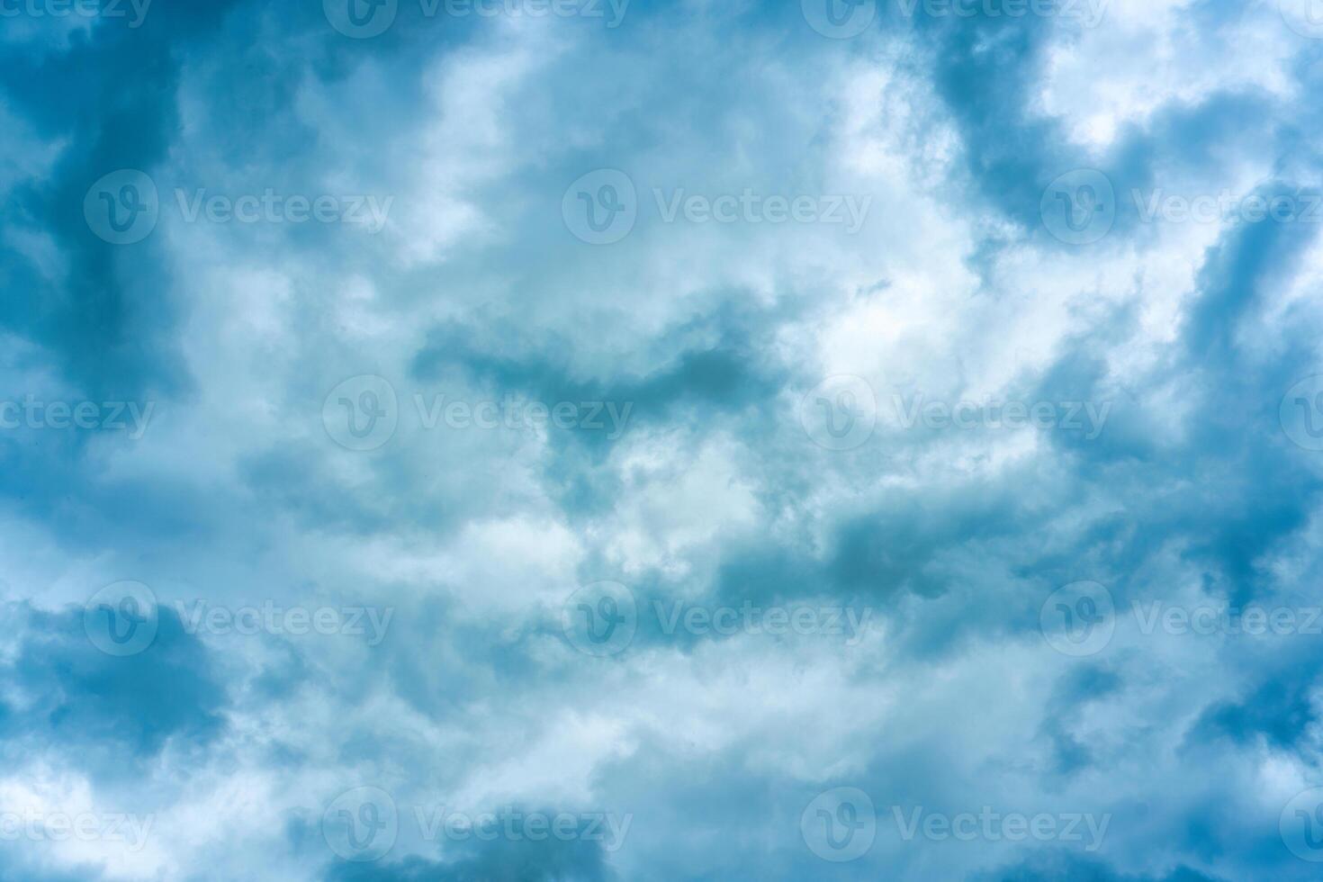 temperamental cielo con Tormentoso nube formando foto