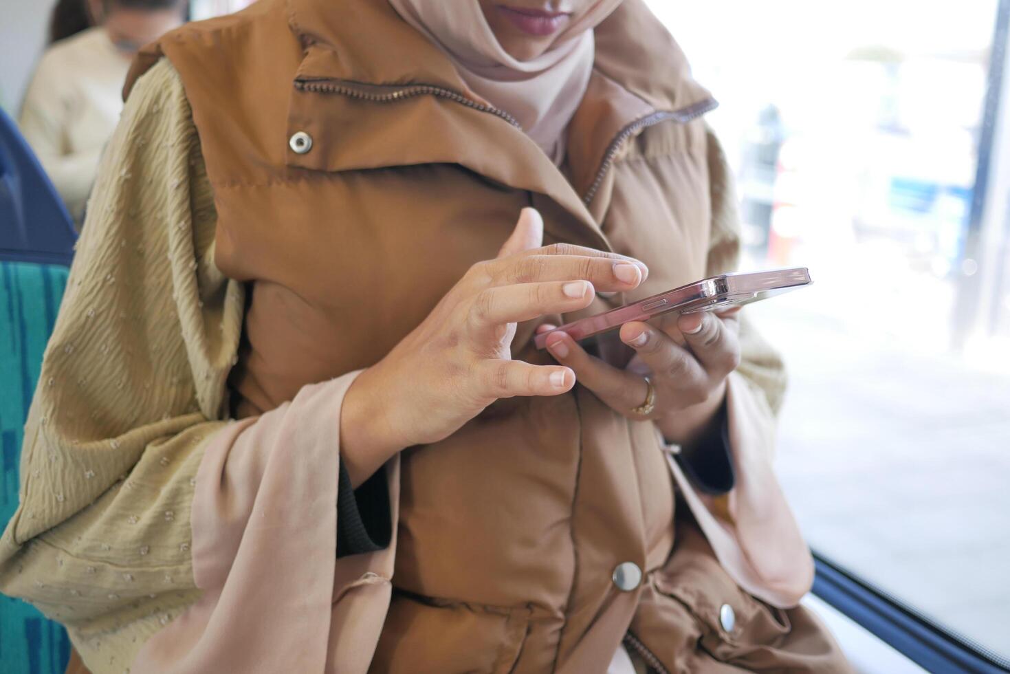 joven mujer utilizando inteligente teléfono dentro de metro tren foto