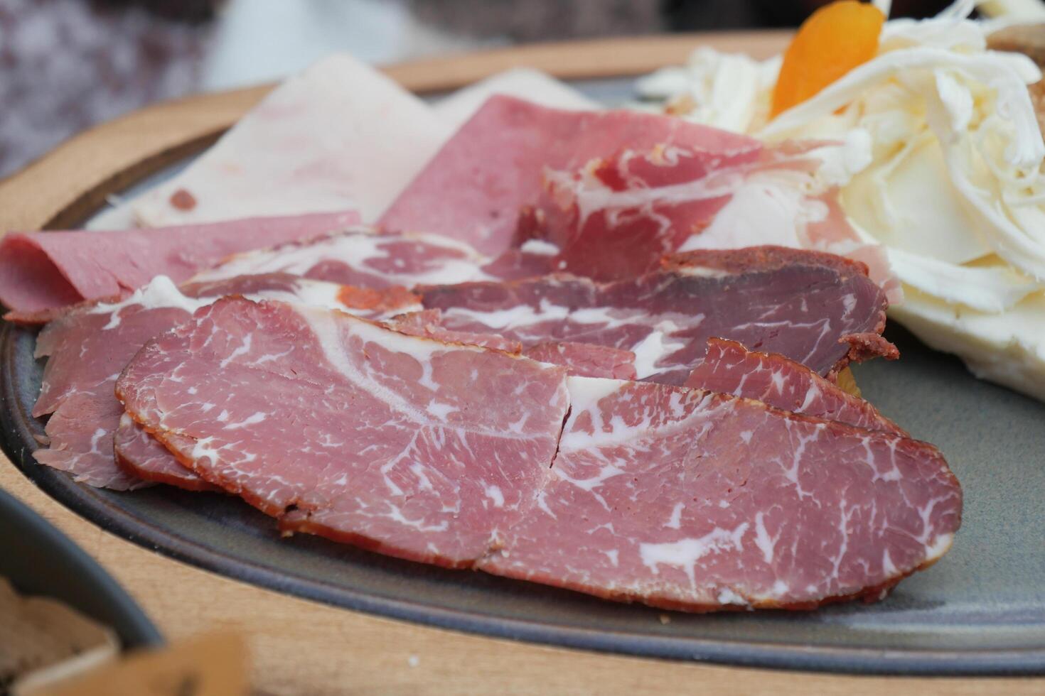 turco carne pasturma en un un plato , seco carne en un plato foto