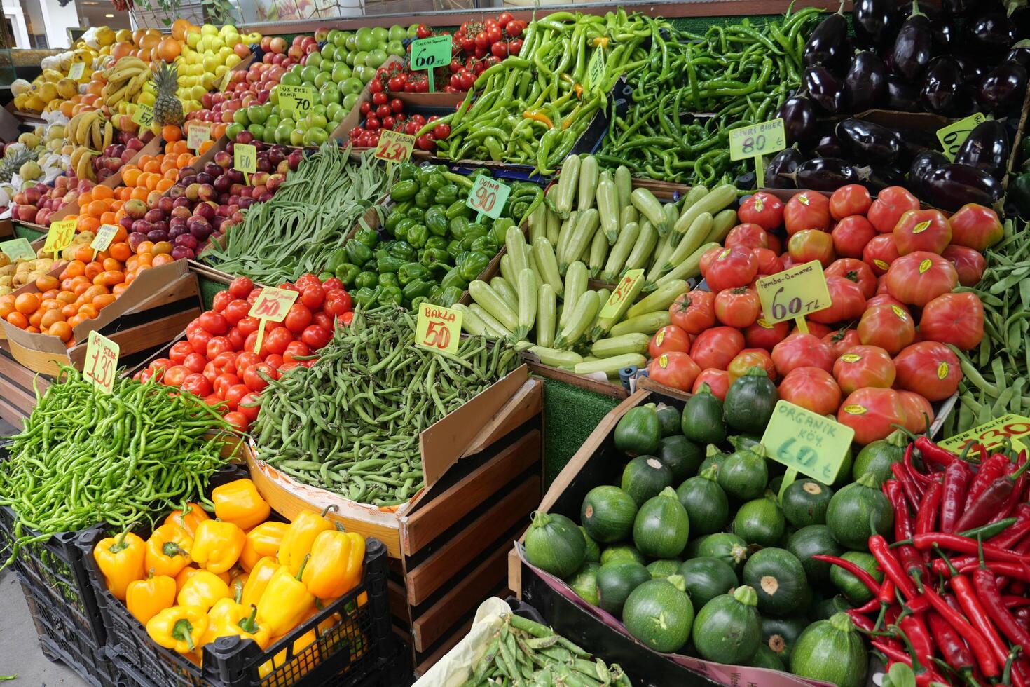 Fresco vegetales de venta en un súper tienda en Turquía . foto