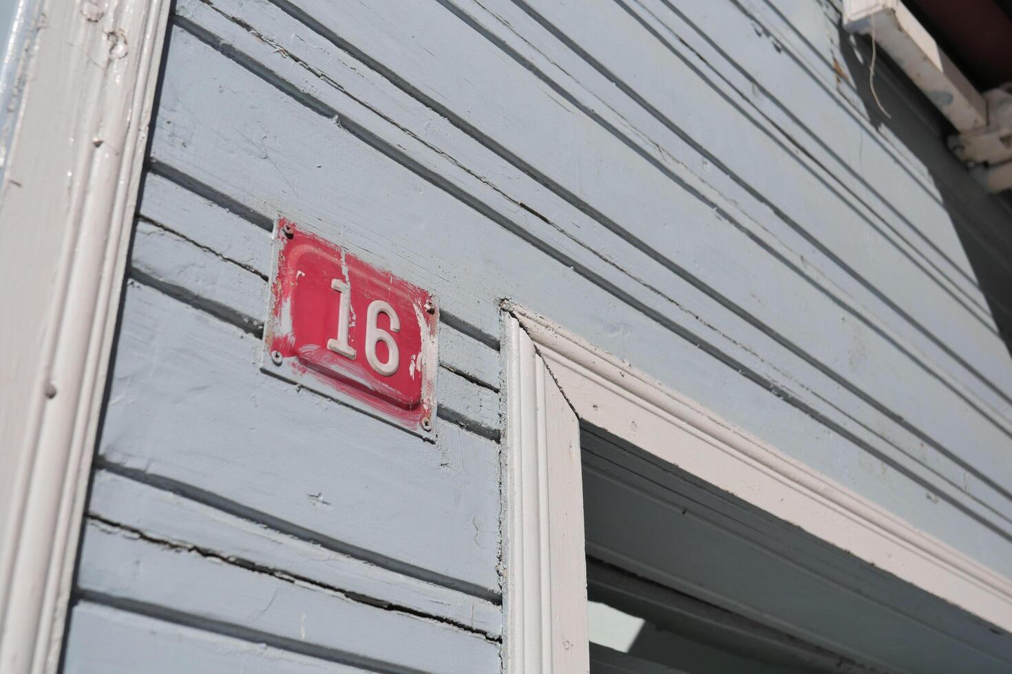 casa número. decorativo letras en un ladrillo pared. foto