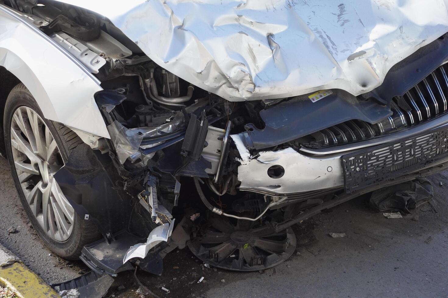 coche dañado por un la carretera accidente foto