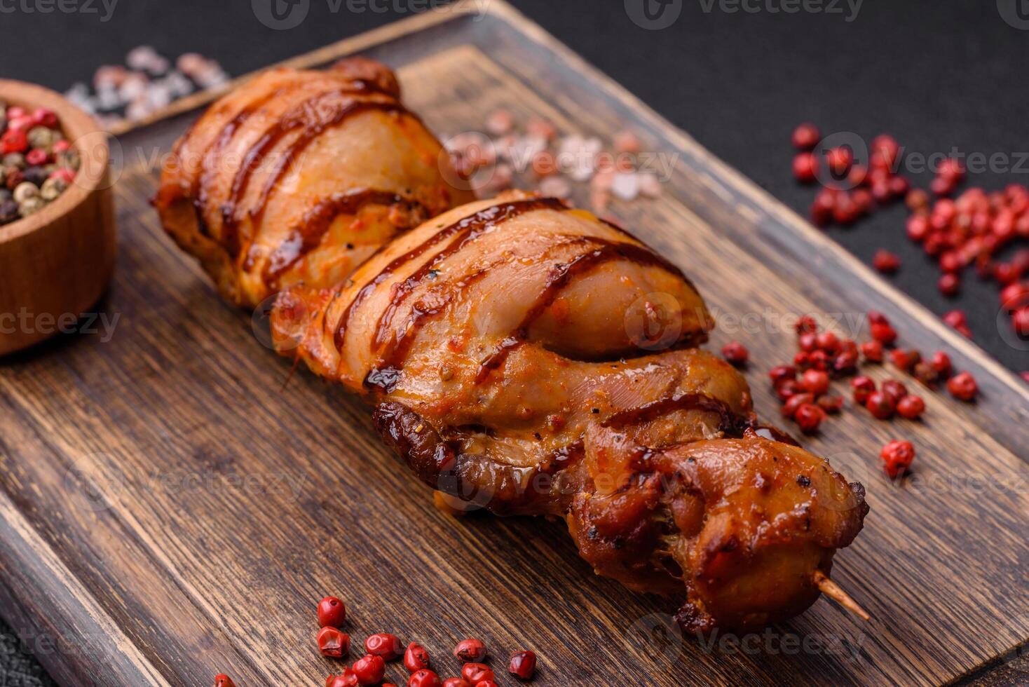 delicioso brocheta de pollo o Cerdo carne con sal, especias y hierbas foto