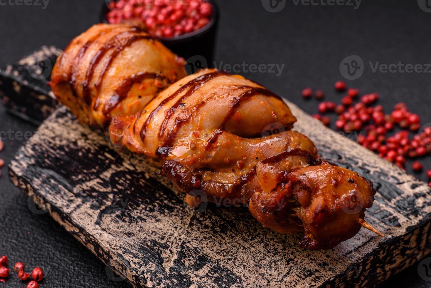 delicioso brocheta de pollo o Cerdo carne con sal, especias y hierbas foto