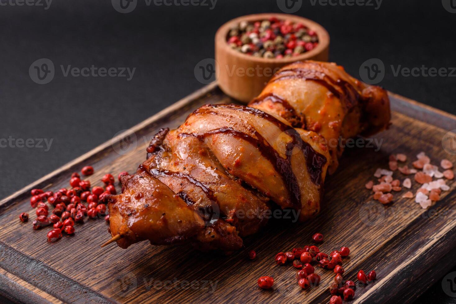 delicioso brocheta de pollo o Cerdo carne con sal, especias y hierbas foto