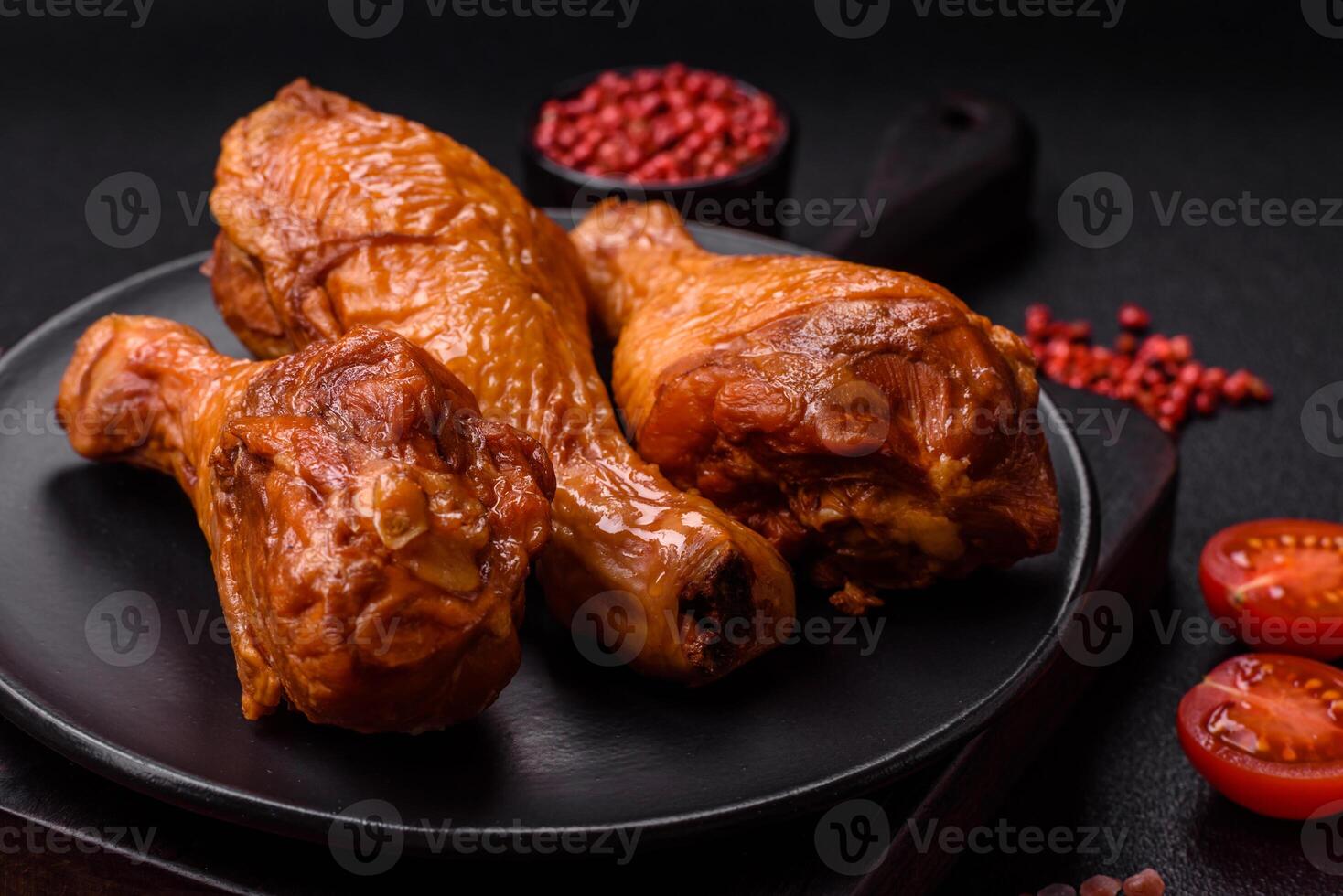 delicioso pollo piernas horneado en el parrilla con sal, especias y hierbas foto
