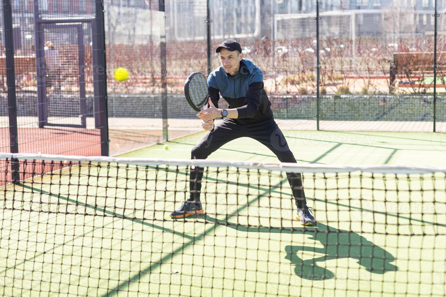 hombre jugando paleta tenis a adentro tono foto