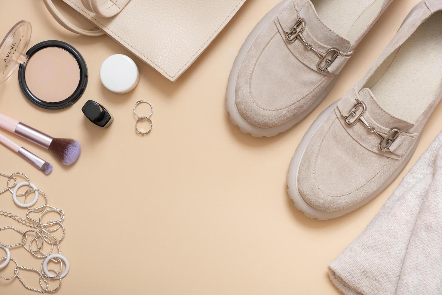 compras, Moda Blog concepto. parte superior vista. plano laico De las mujeres zapatos, bolso y productos cosméticos. Copiar espacio foto