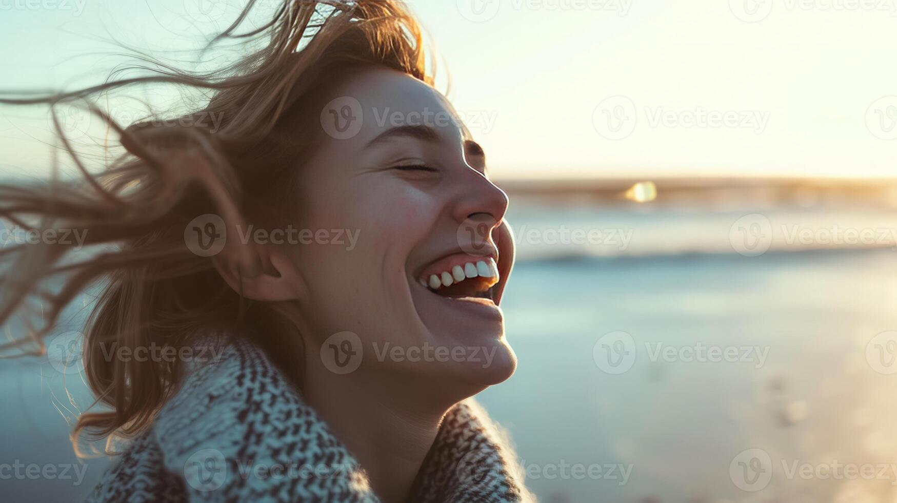 ai generado un hermosa mujer se ríe ruidosamente en el costa foto