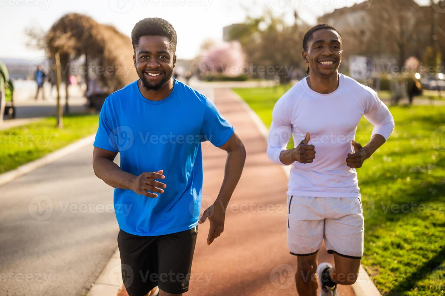 dos afroamericano amigos son trotar en el ciudad. foto