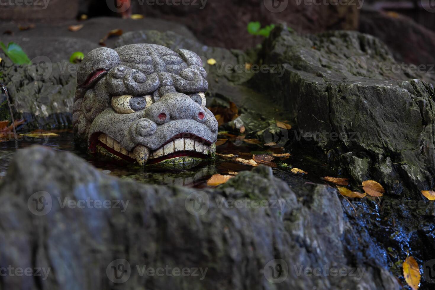 un estatua de guardián perro a japonés santuario foto