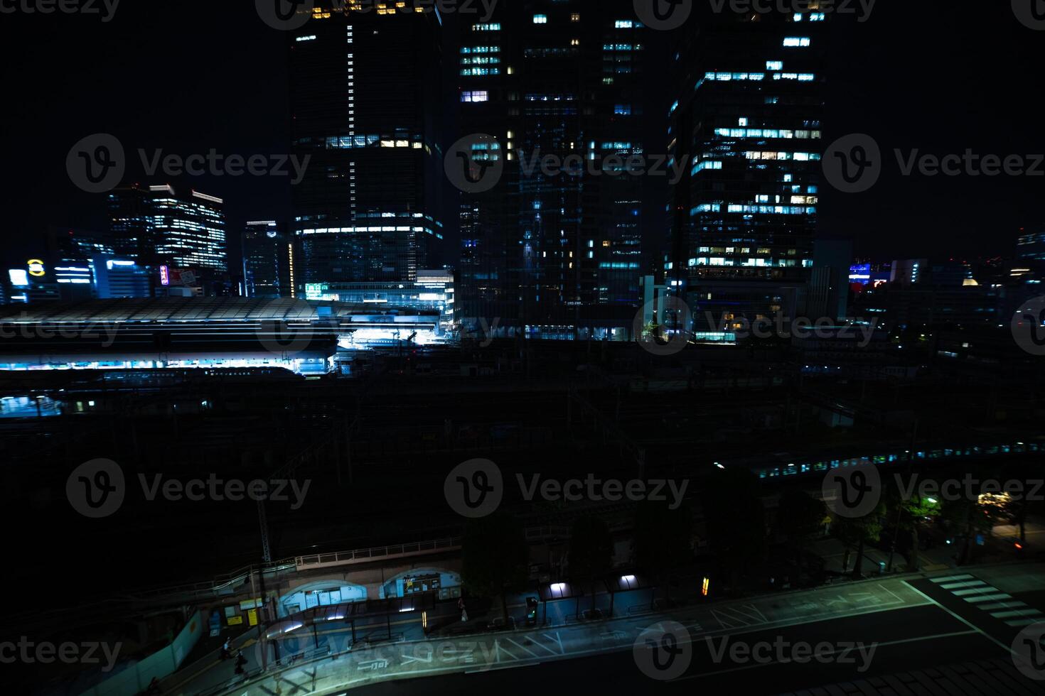 un noche panorámico paisaje urbano en frente de tokio estación amplio Disparo foto