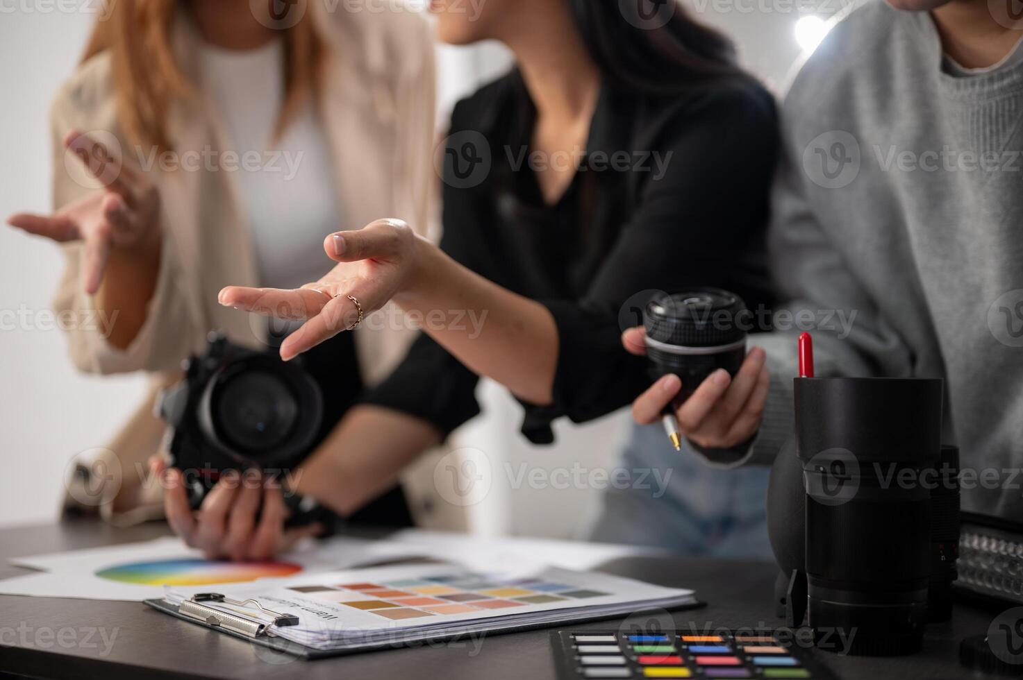 un recortado imagen de un profesional, experimentado hembra fotógrafo trabajando con su equipo en el estudio. foto