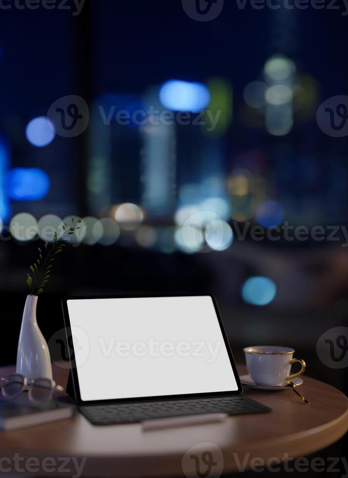 un pantalla blanca digital tableta Bosquejo en un escritorio en un moderno oficina a noche con ciudad noche vista. foto
