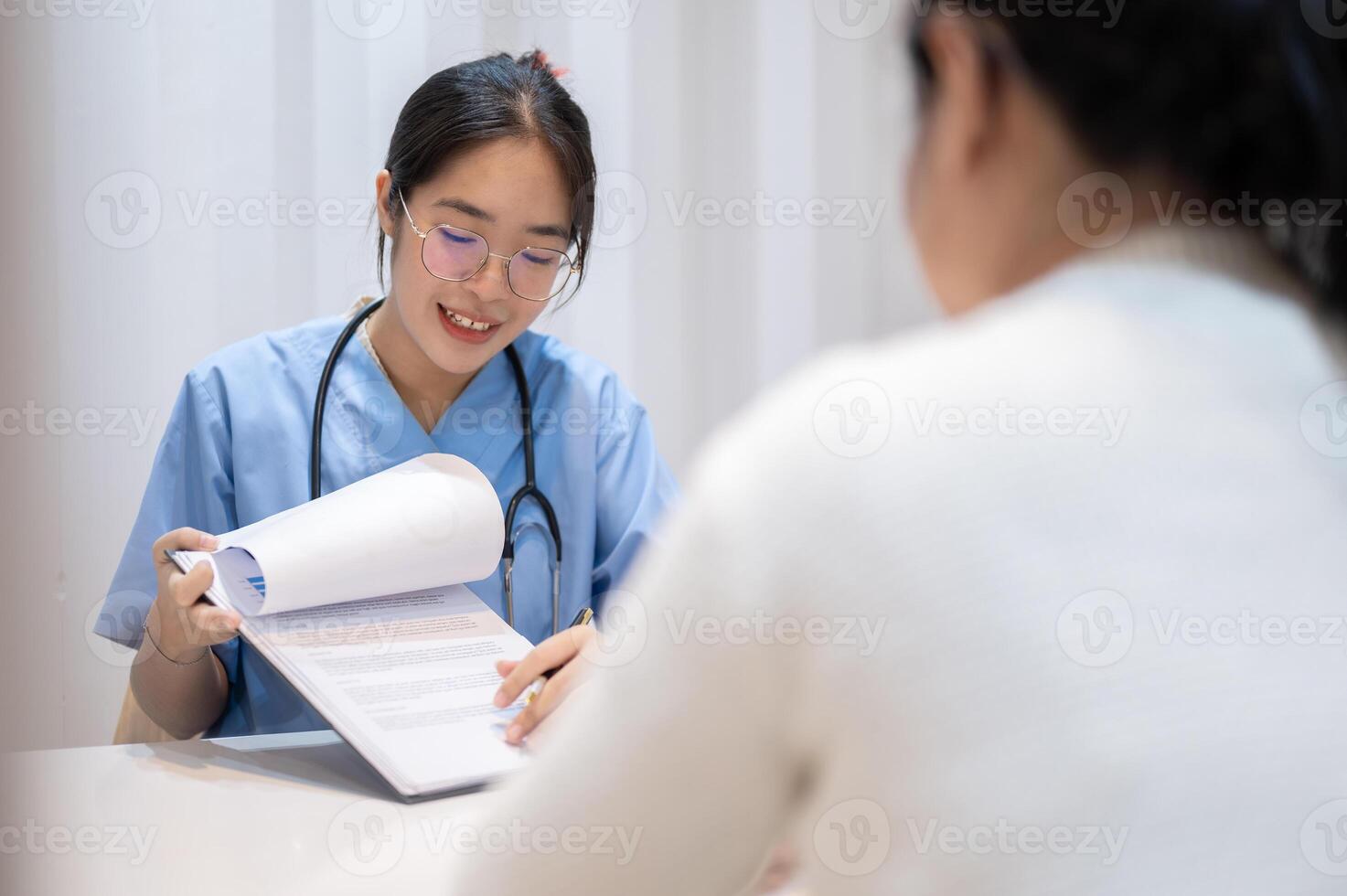 un médico demostración informes y dando Consejo a un paciente durante un médico chequeo a el hospital. foto