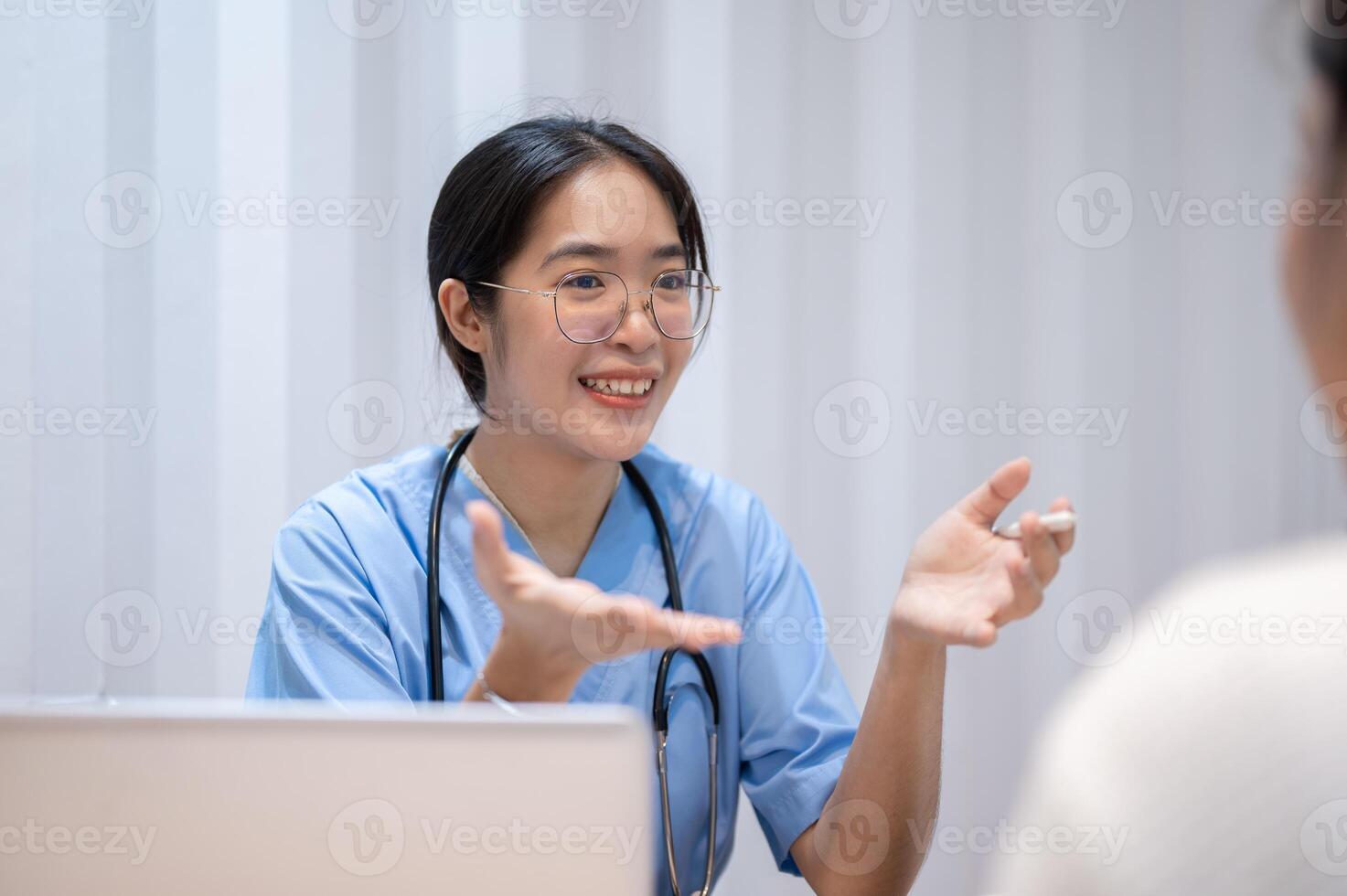 un médico consultante el tratamiento plan después cirugía con un paciente en el oficina a el hospital. foto