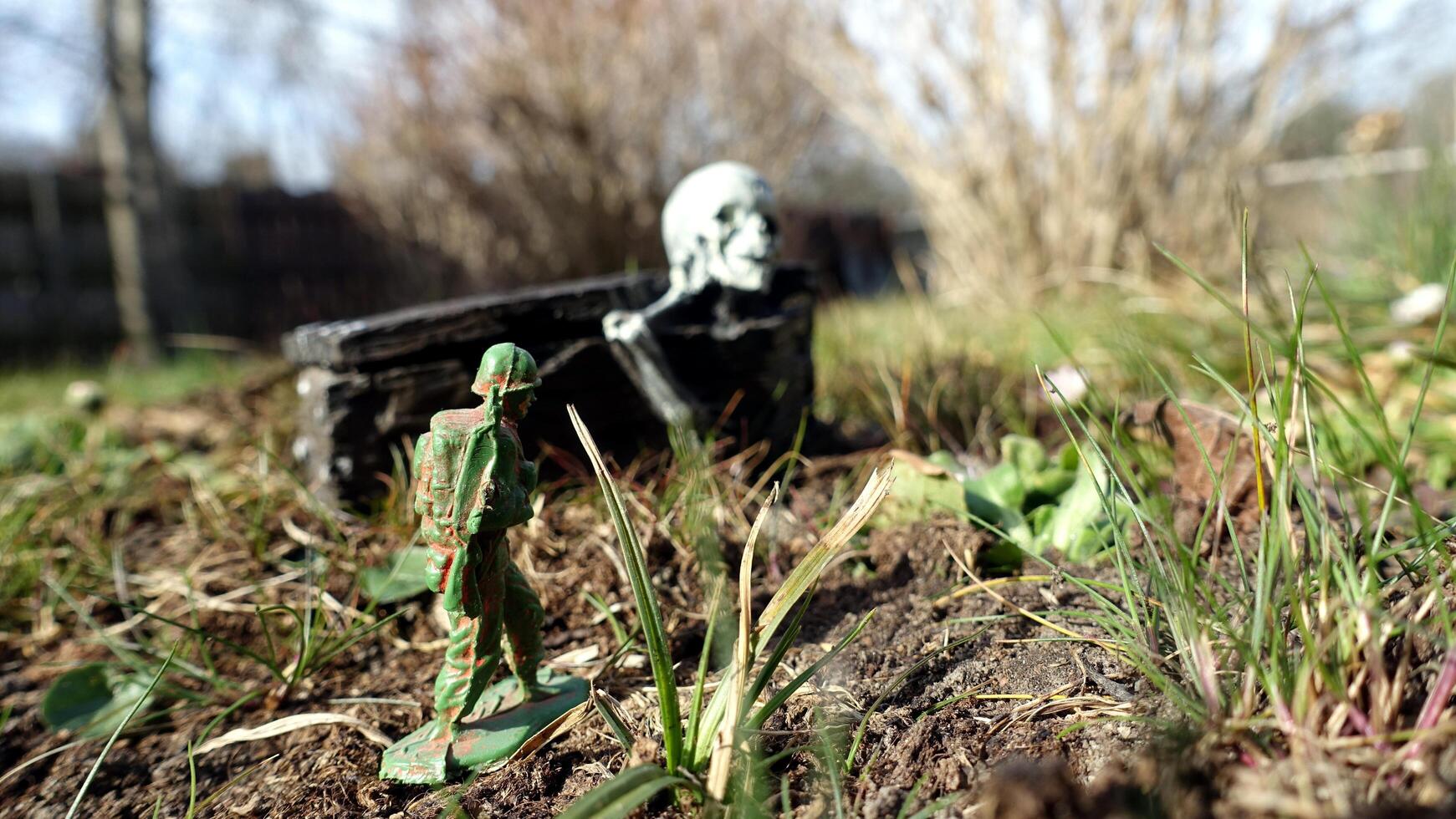 un soldado en guerra siempre camina con, juntos y hacia muerte foto