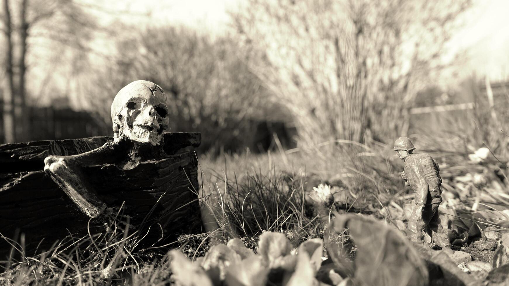 un soldado en guerra siempre camina con, juntos y hacia muerte foto