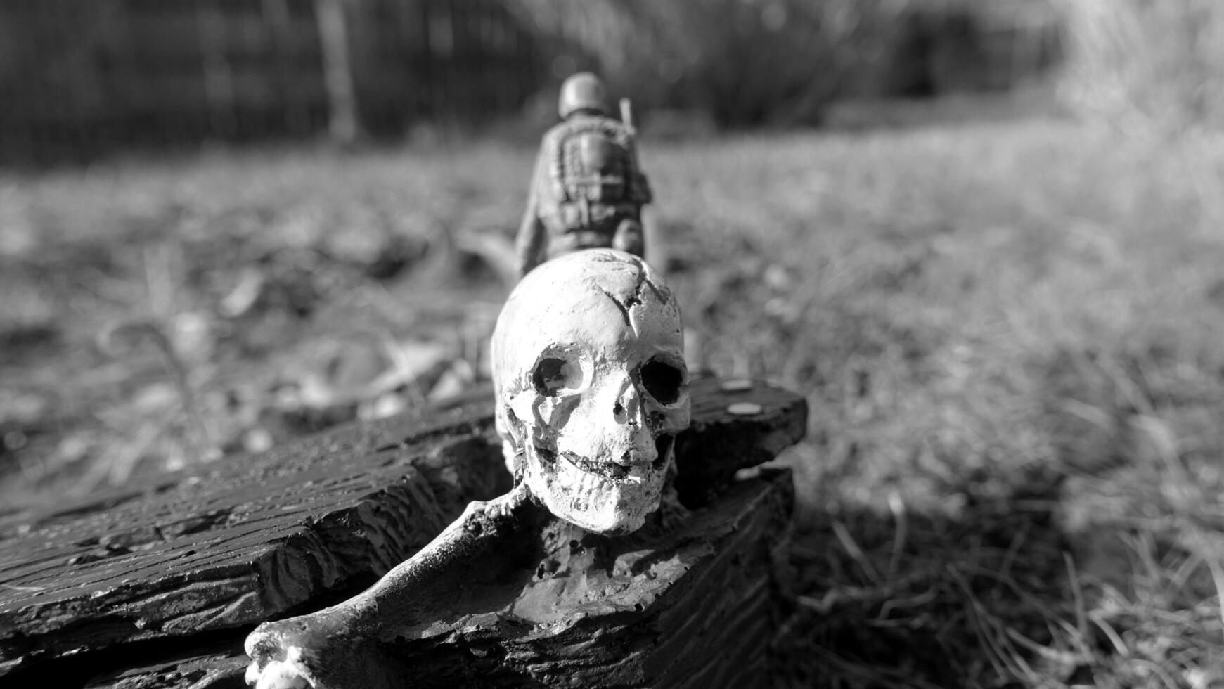 un soldado en guerra siempre camina con, juntos y hacia muerte foto