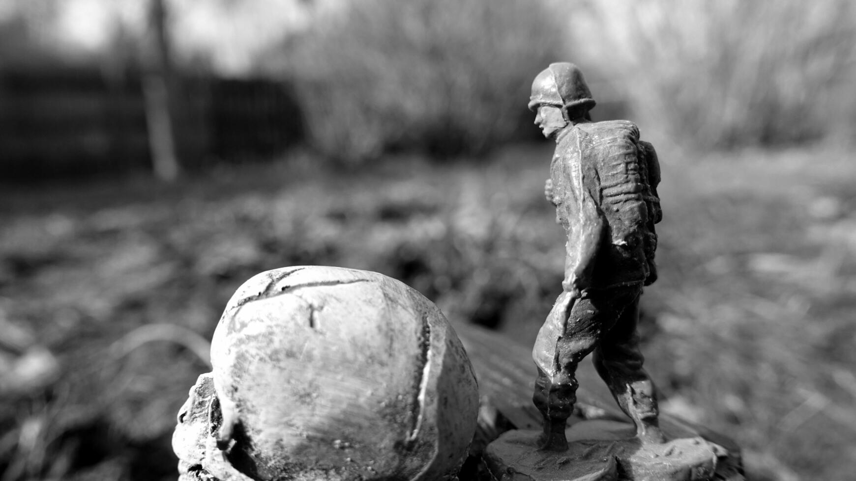 un soldado en guerra siempre camina con, juntos y hacia muerte foto