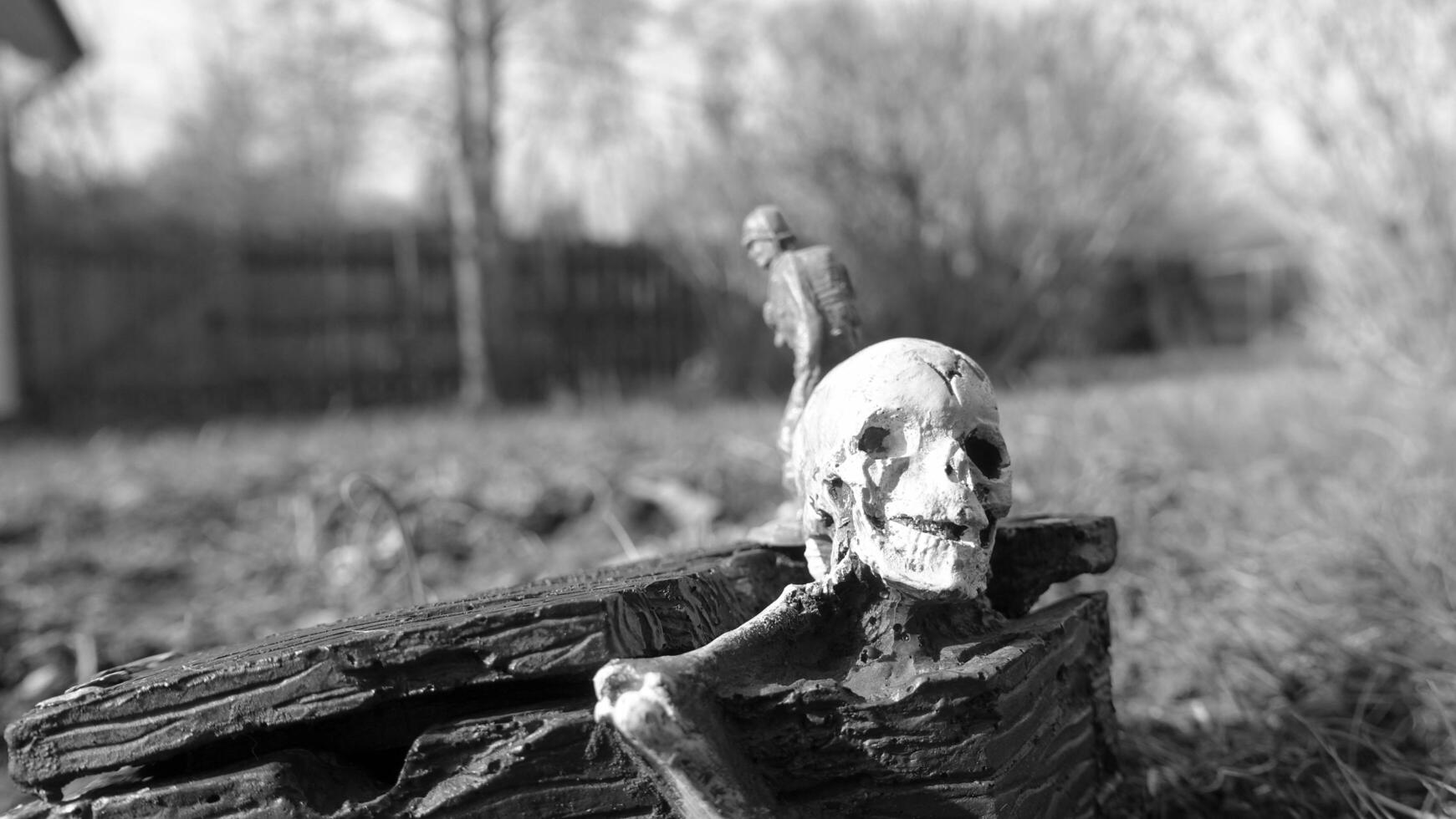 un soldado en guerra siempre camina con, juntos y hacia muerte foto