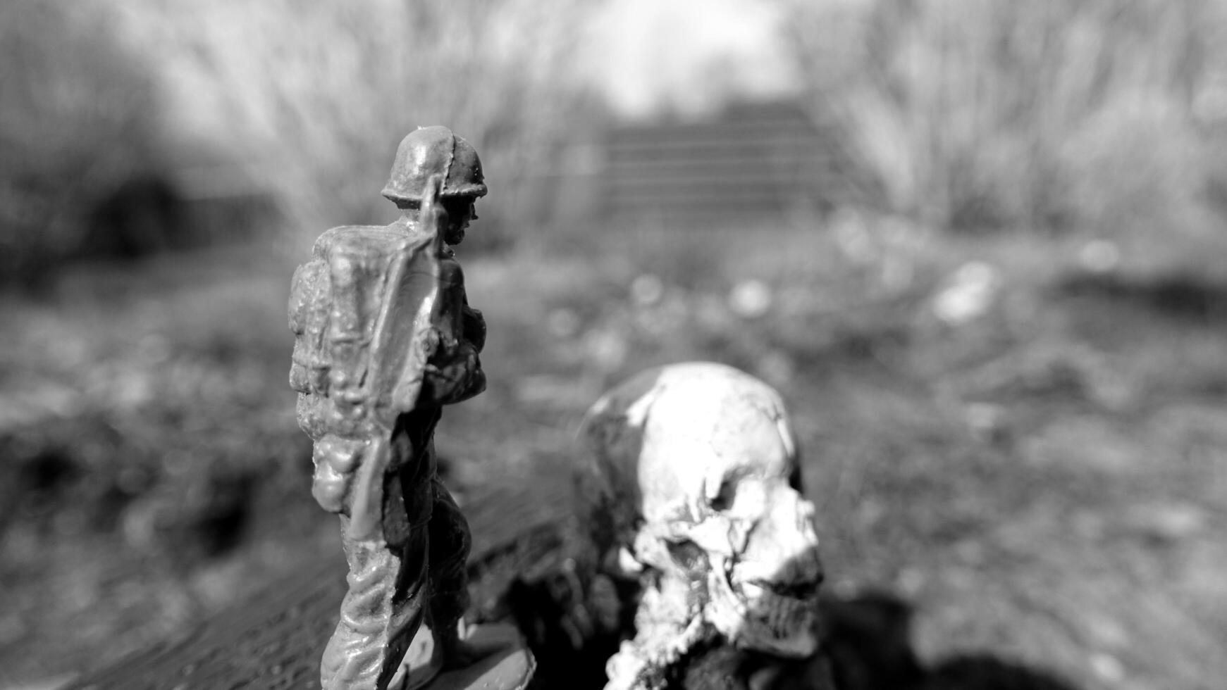 un soldado en guerra siempre camina con, juntos y hacia muerte foto