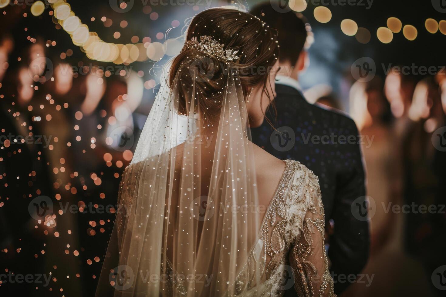 Boda celebracion. el novia niña es en el primer plano entre el novio y otro huéspedes. misterioso atmósfera. espalda ver foto