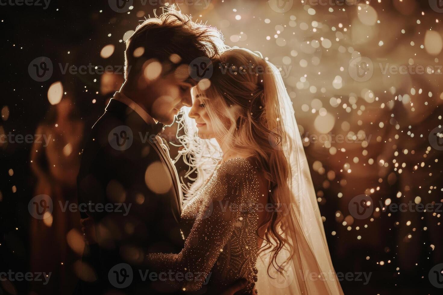 Boda de un hombre y un mujer. ellos abrazo y actitud para un foto. calentar colores, brillante reflexiones de ligero en un oscuro antecedentes. misterioso atmósfera foto