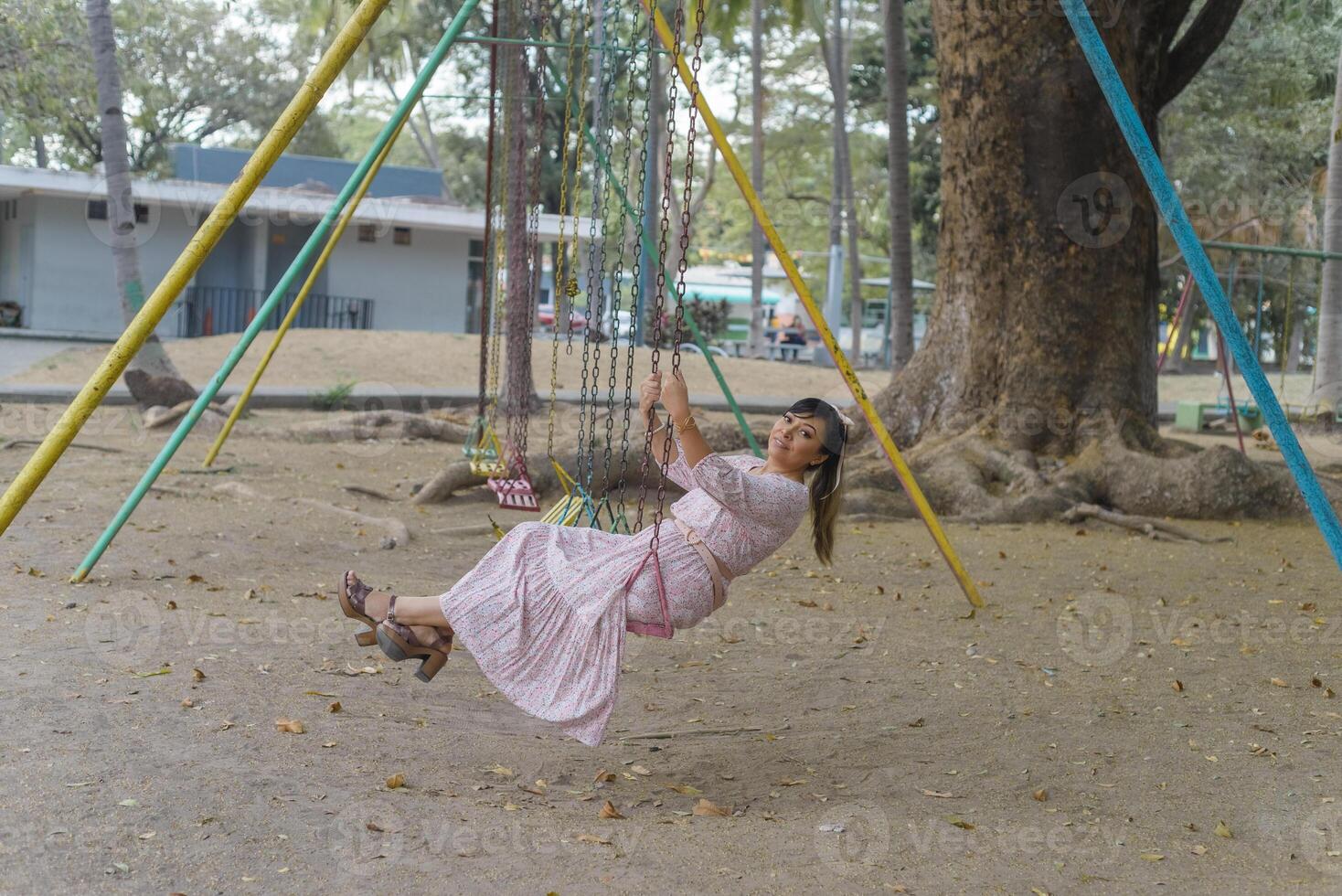 mujer balanceo en un al aire libre parque. foto