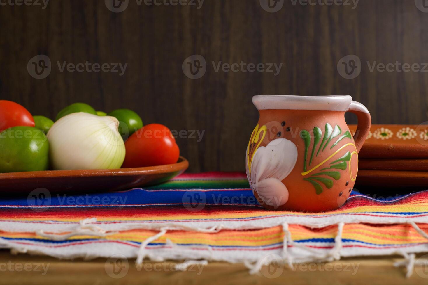 frutas y vegetales en tradicional mexicano arcilla ollas en vistoso sarape. cinco Delaware mayonesa celebracion antecedentes. foto