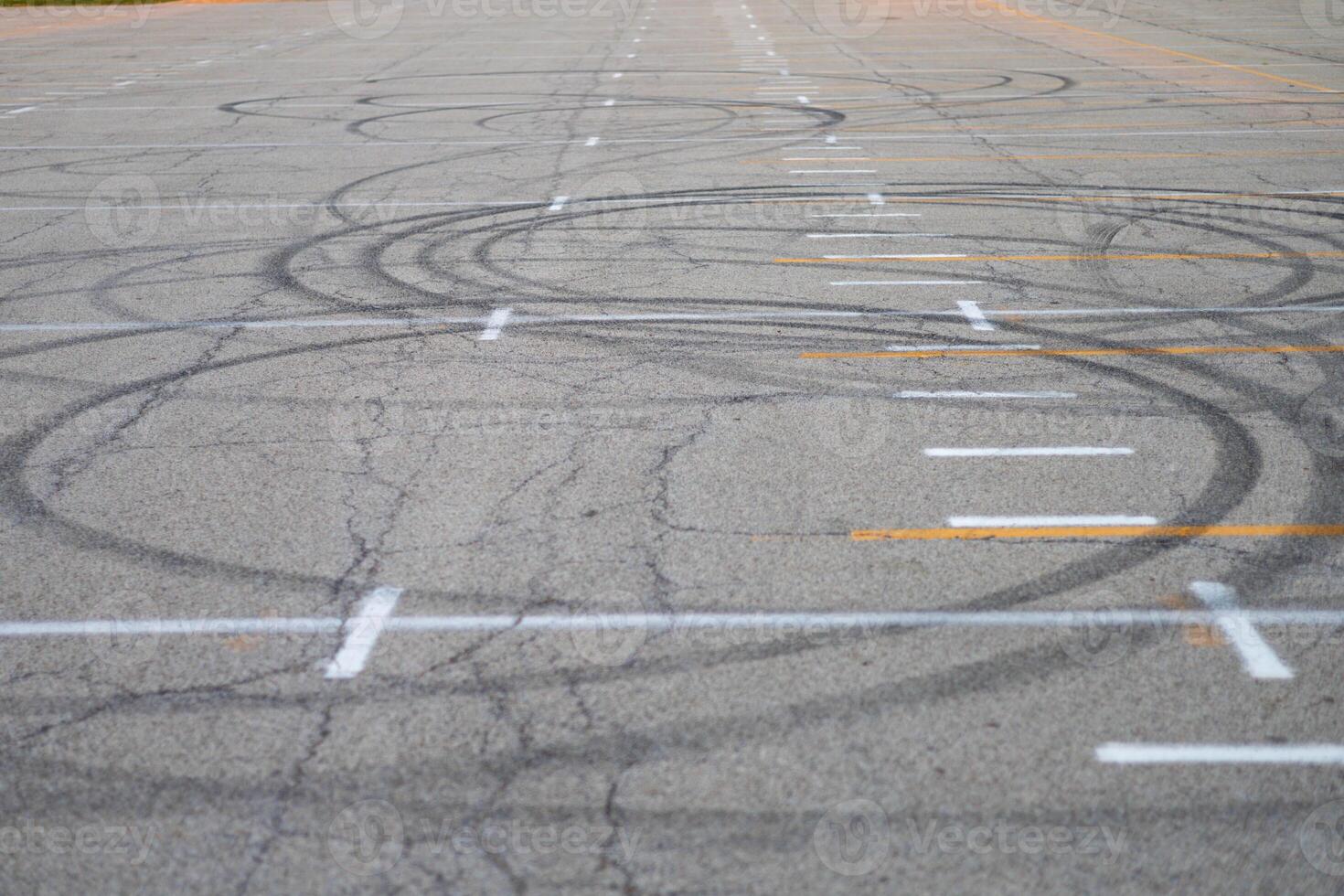 el circular coche pistas en el medio de un estacionamiento lote foto