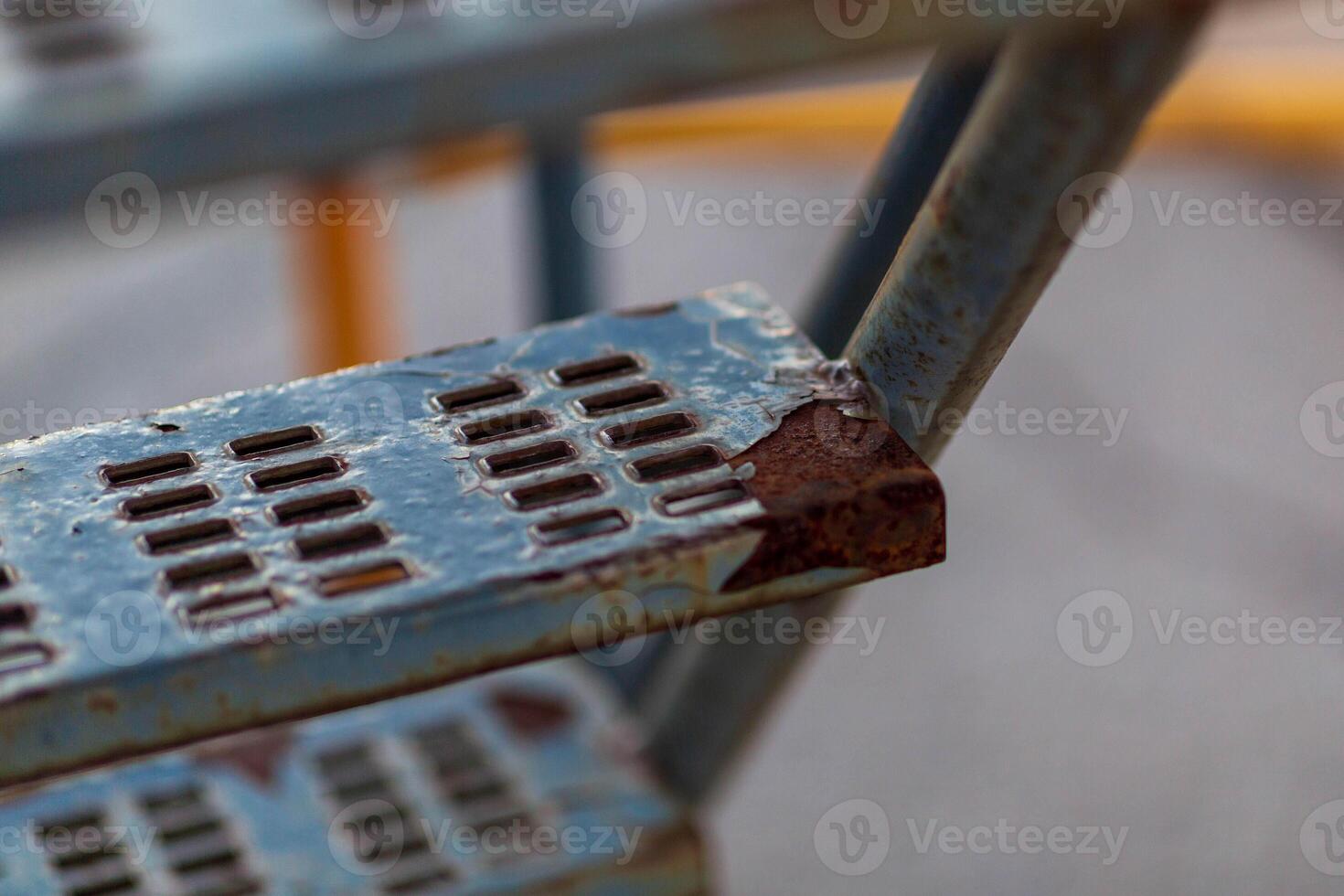 un oxidado paso en el andamio usado como un directores torre foto