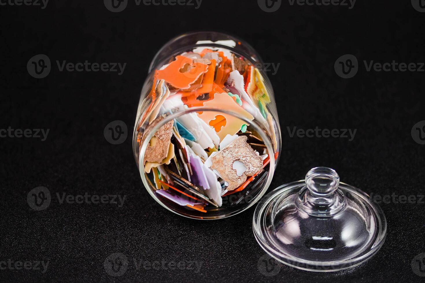 un vaso tarro lleno con un montón de multicolor el plastico un pan etiquetas foto
