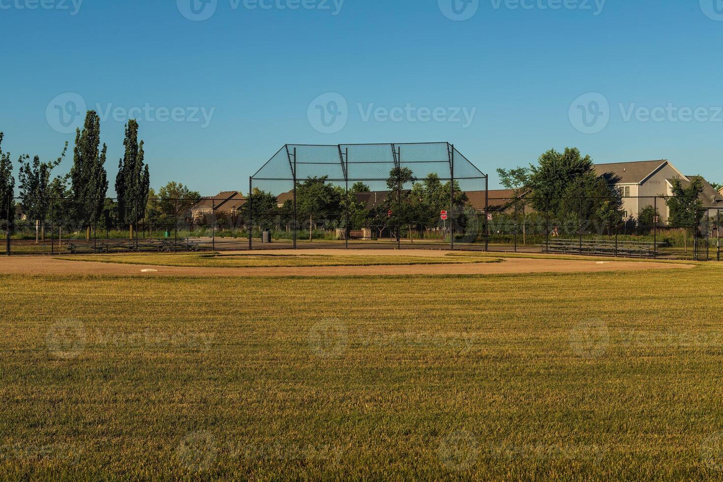 amanecer en un béisbol diamante todas Listo para el dias juegos foto