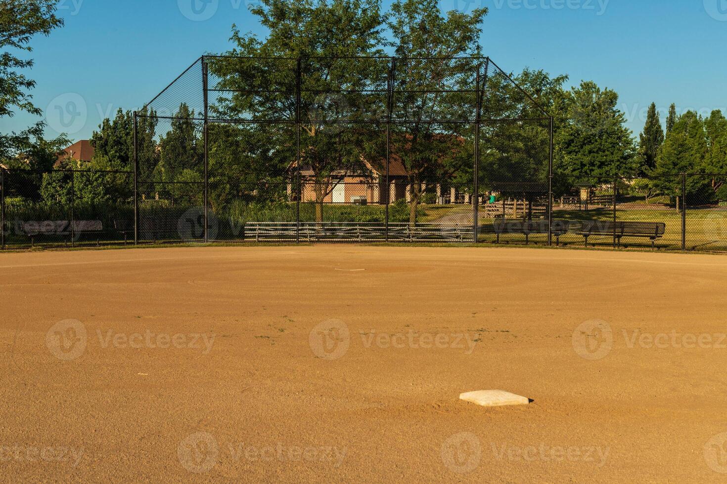 temprano amanecer a un béisbol campo en un municipal parque foto