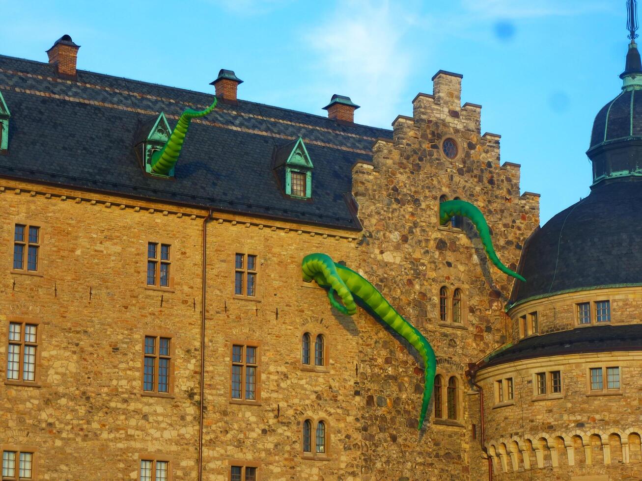 fachada de el antiguo castillo con dragones durante el cultural festival. foto