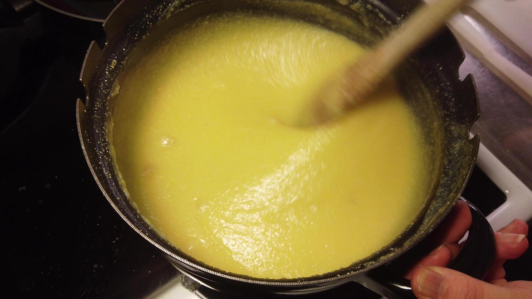 4k corto vídeo de el preparación de tradicional polenta. foto