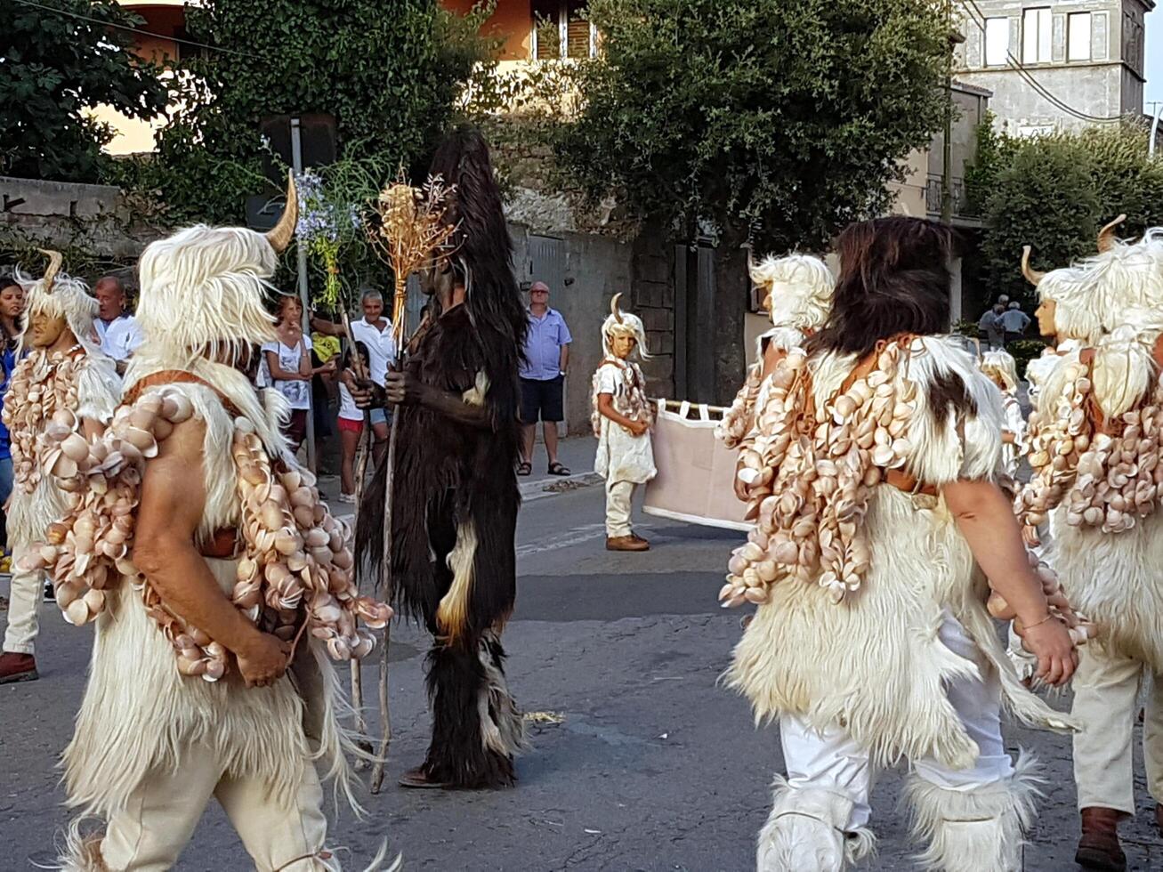 antiguo ritos, mascaras y tradiciones en cerdeña foto