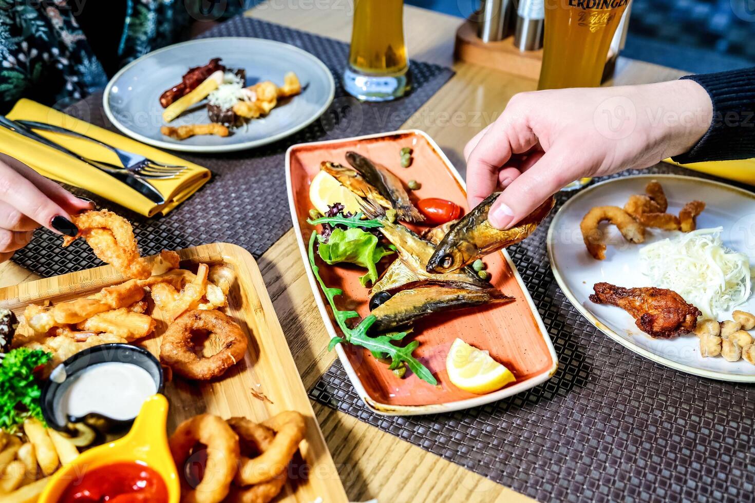 mesa con clasificado platos de comida y bebidas foto