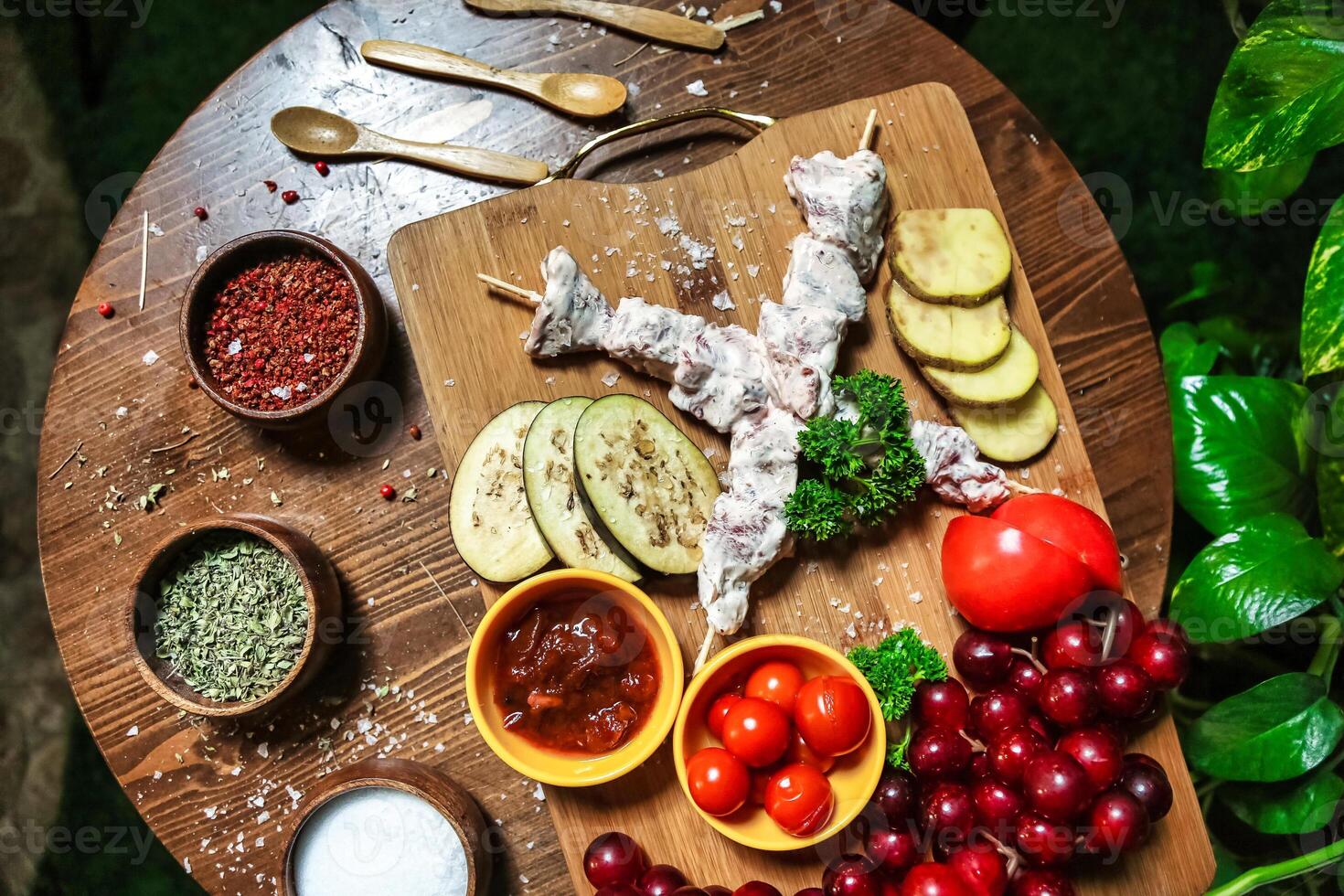 de madera mesa mostrando un variedad de comida opciones foto