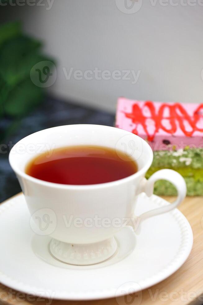 taza de té en la mesa de madera foto