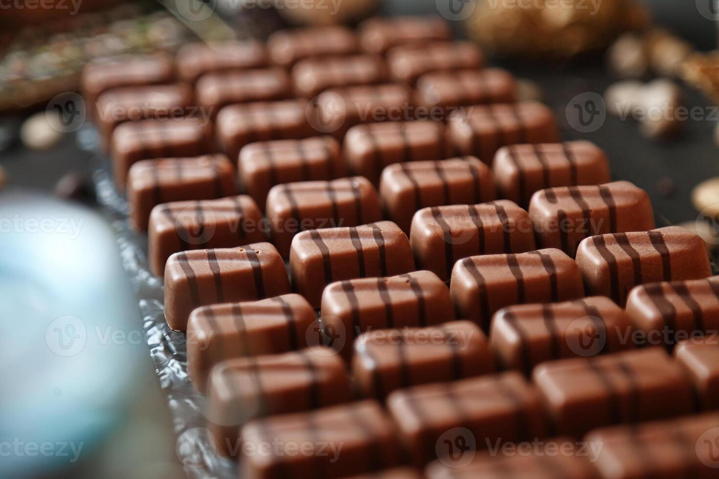 de cerca de un chocolate bar en un mesa foto