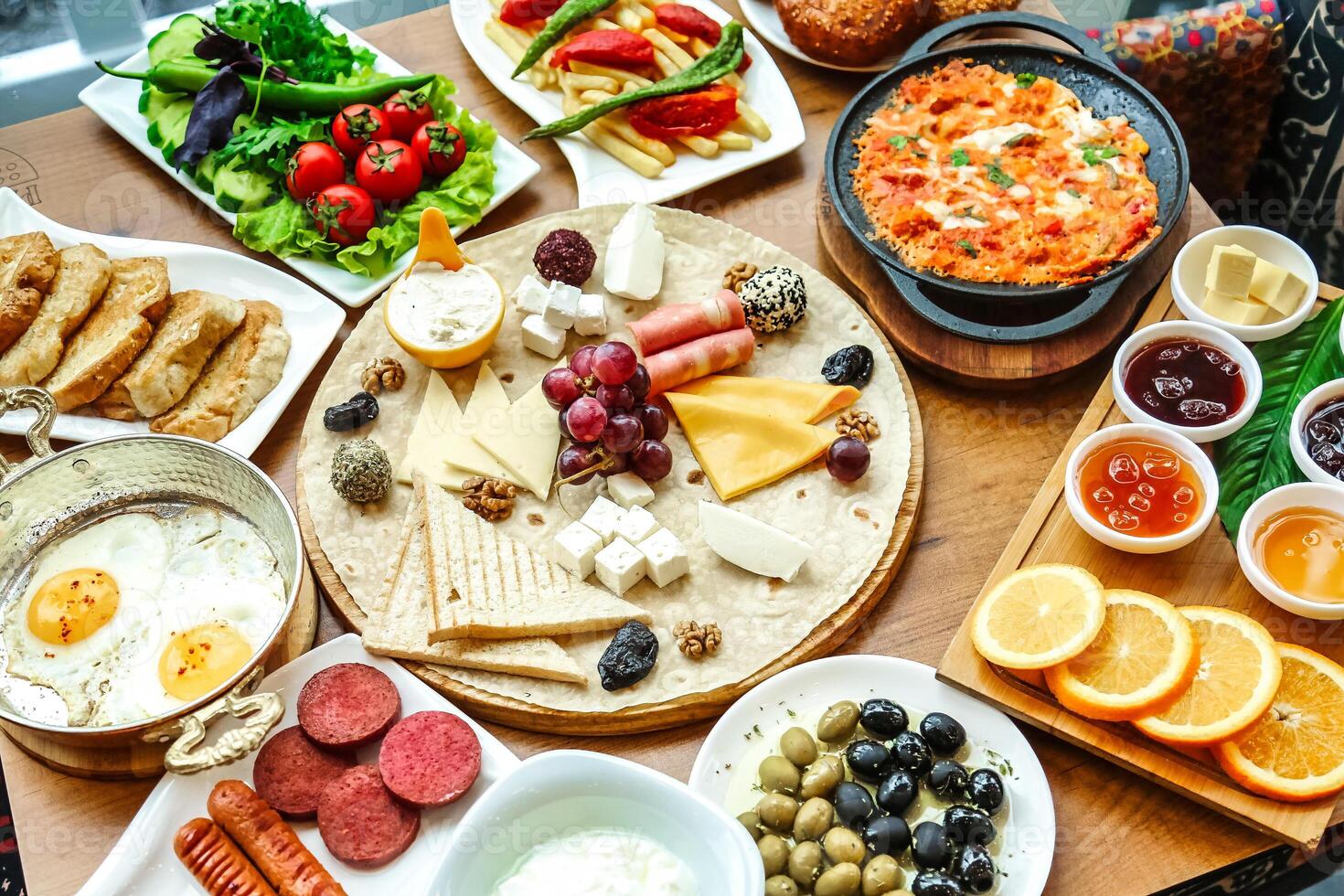 de madera mesa conjunto con platos de comida foto