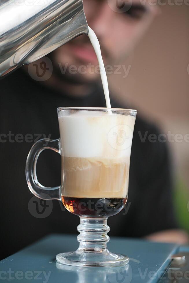 hombre torrencial taza de café dentro vaso foto