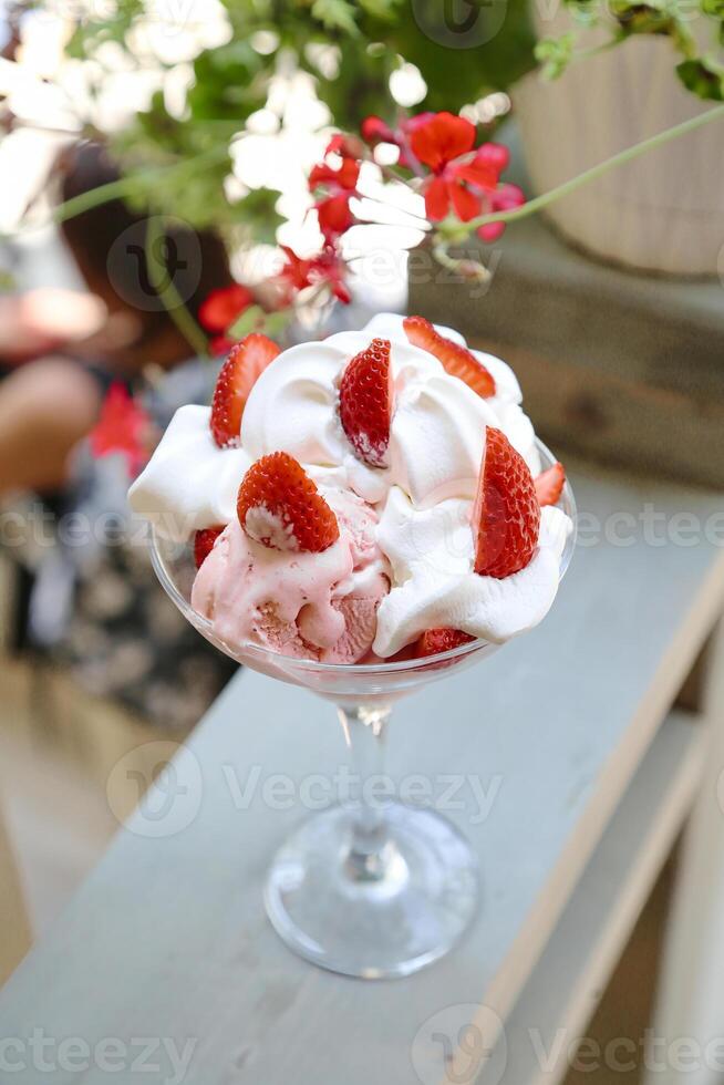delicioso cuenco de hielo crema con Fresco fresas foto